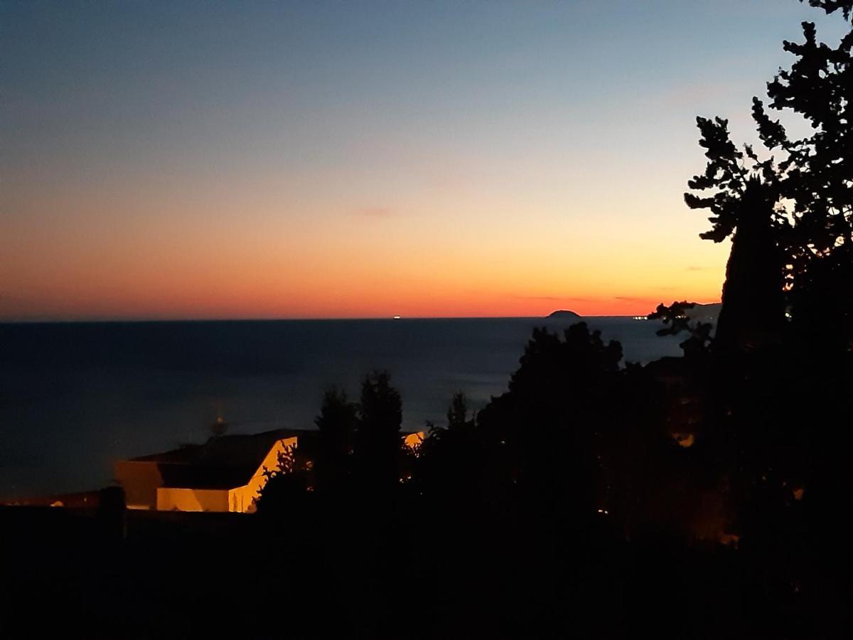 Bressa De Ma Affittacamere, Room & Breakfast Pietra Ligure Bagian luar foto
